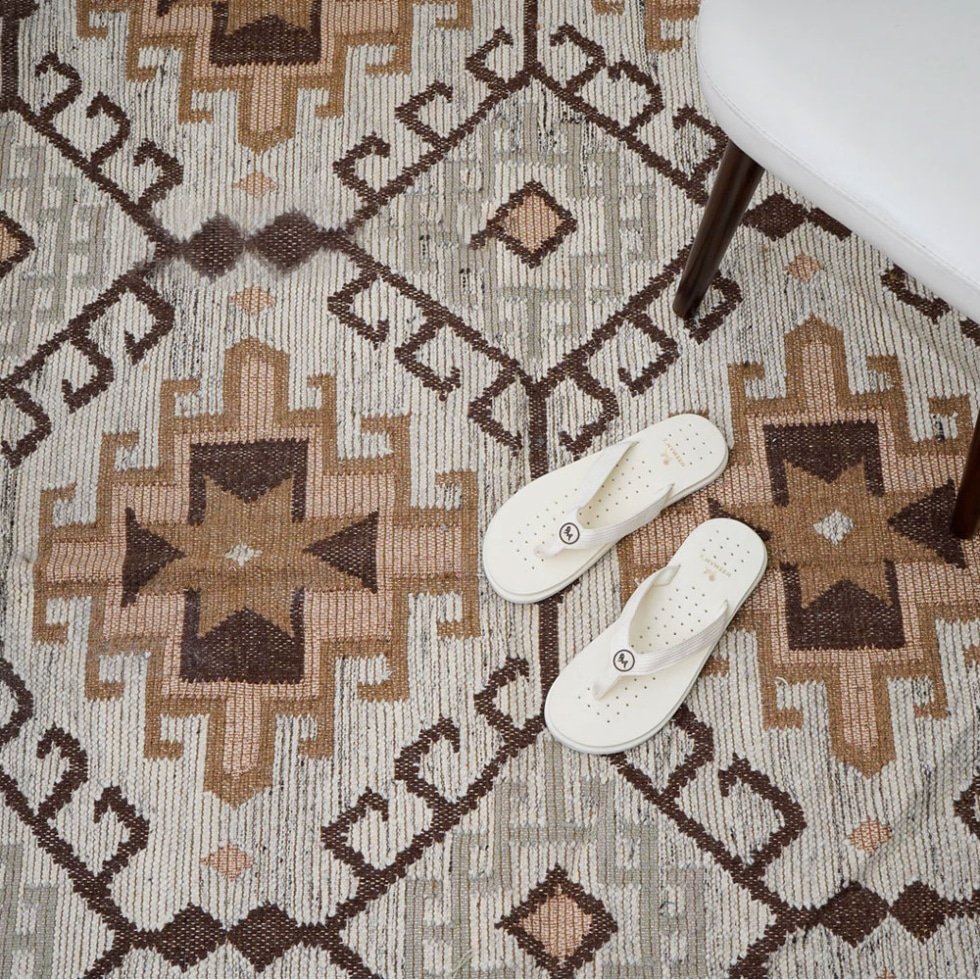 Antik kelimmatta i beige i vintagestil