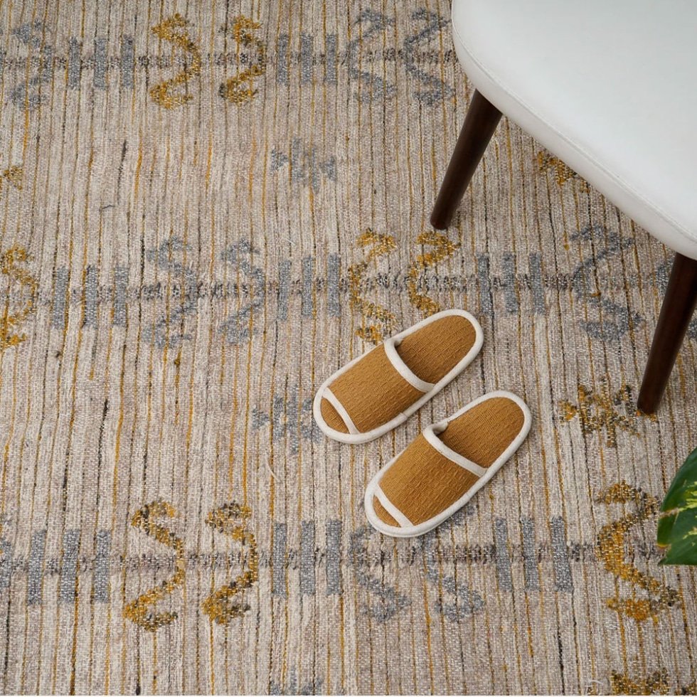 Beige kelimmatta i turkisk stil