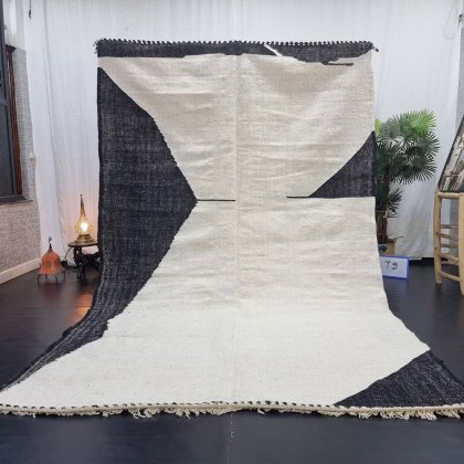 Svartvit marockansk kilimatta