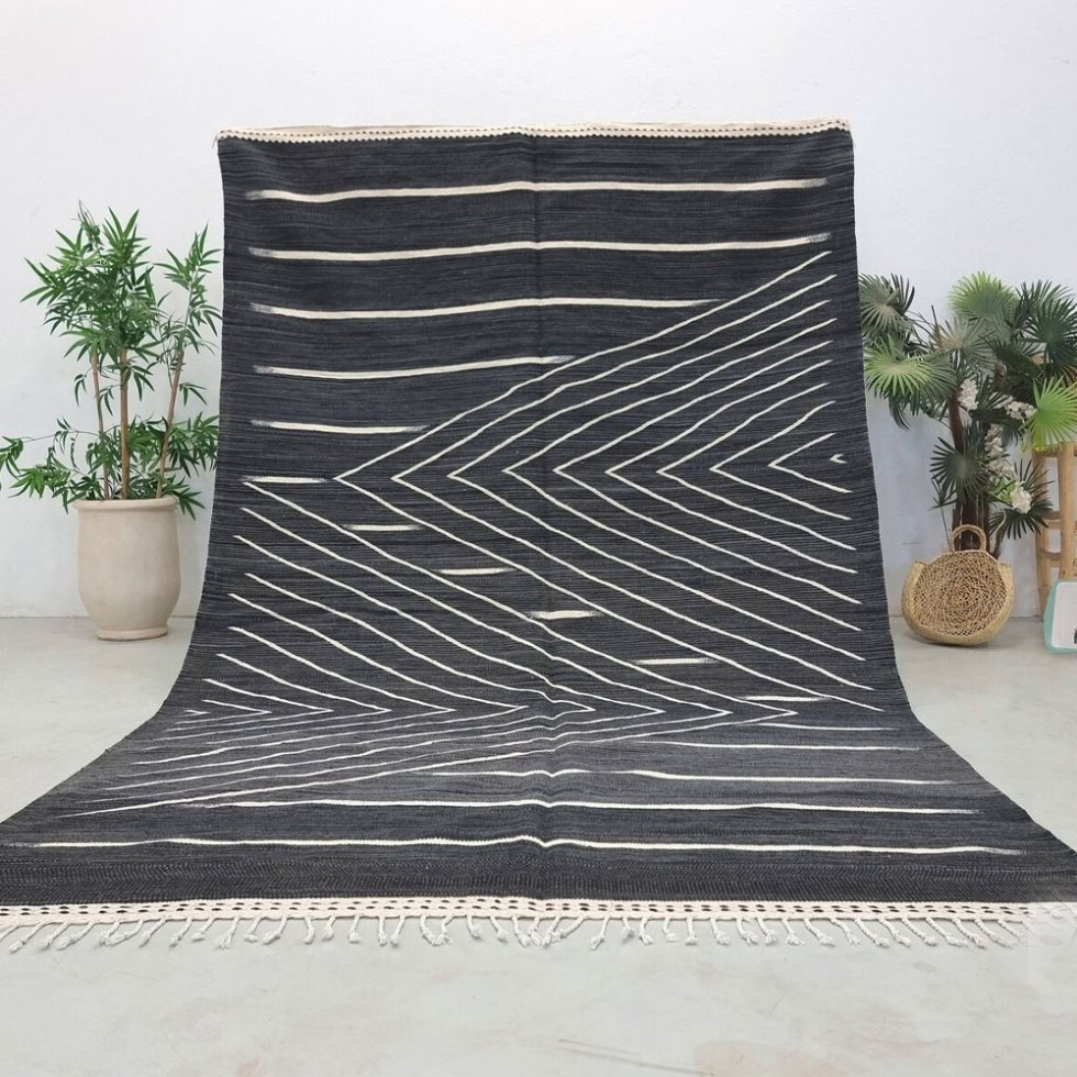 Svart kilim flatvävd berbermatta