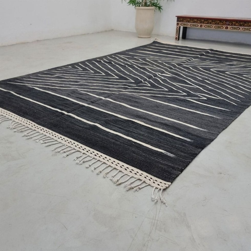 Svart kilim flatvävd berbermatta