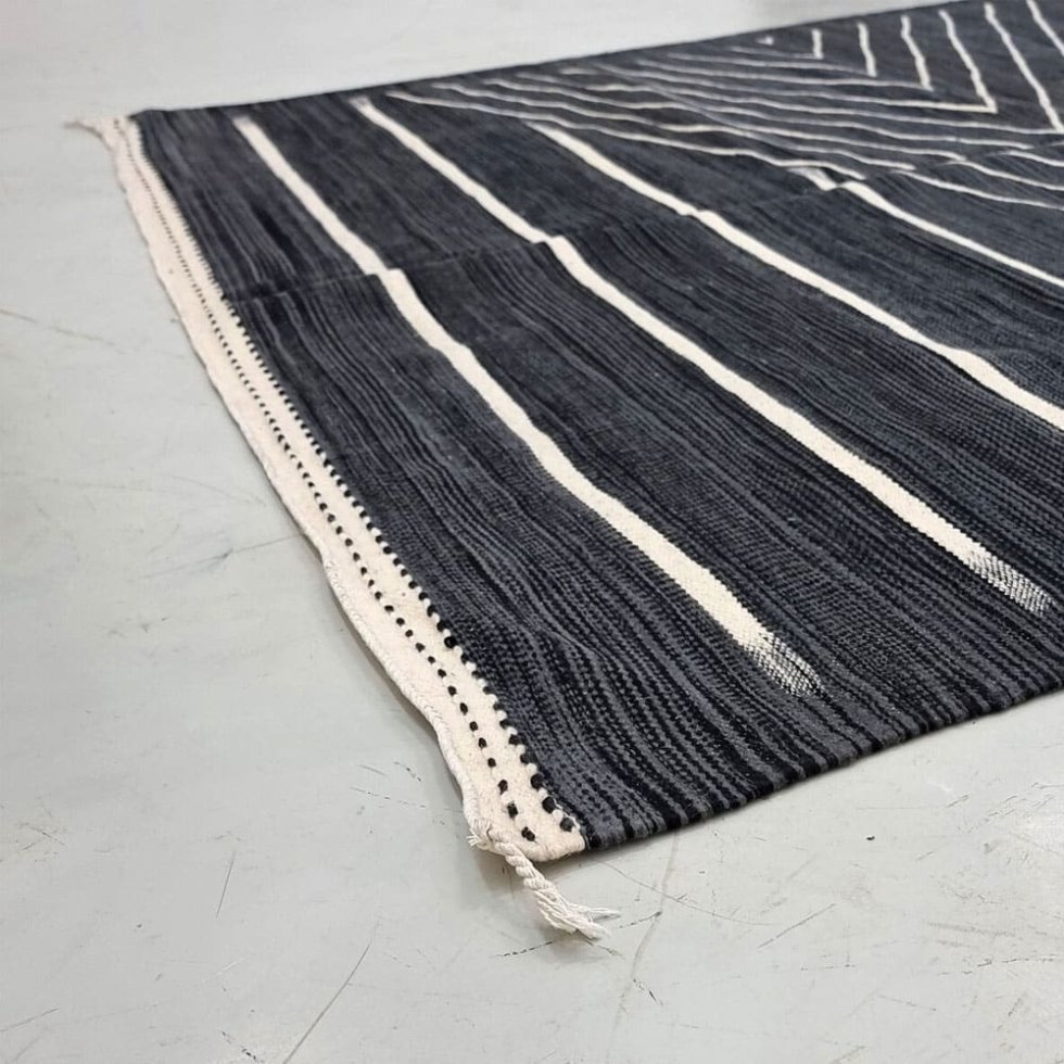 Svart kilim flatvävd berbermatta
