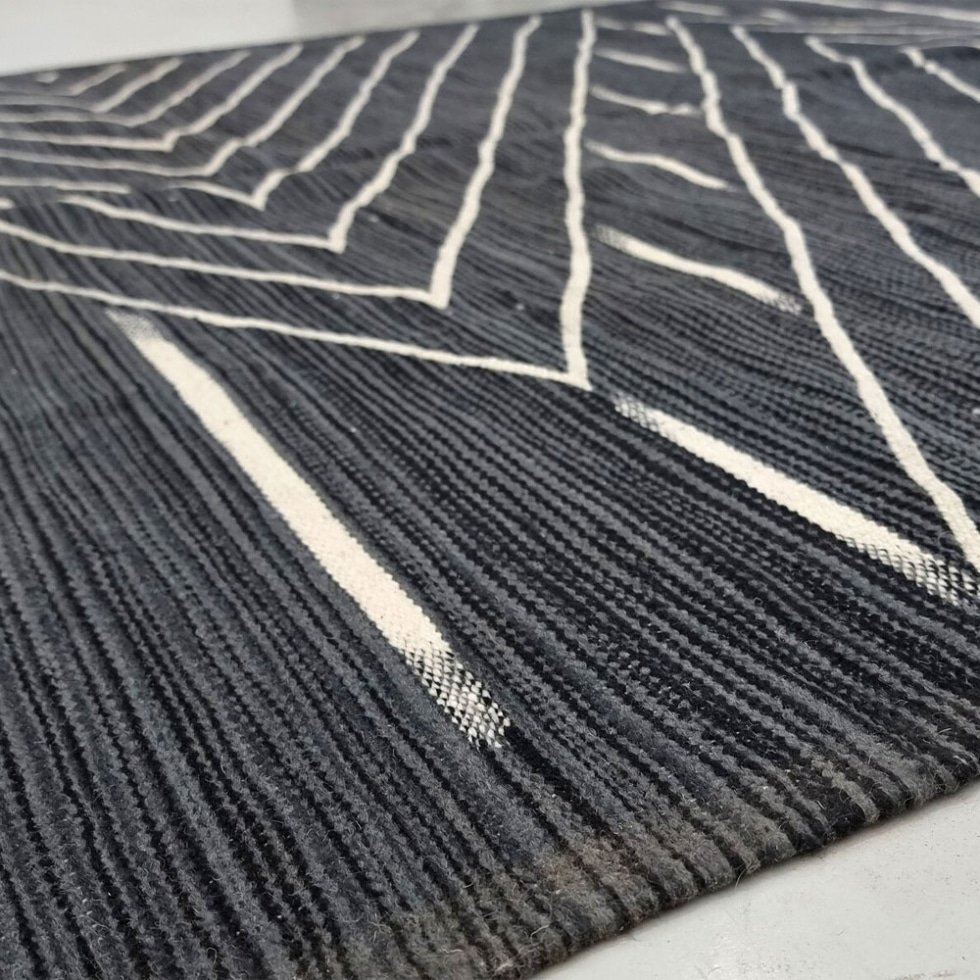 Svart kilim flatvävd berbermatta