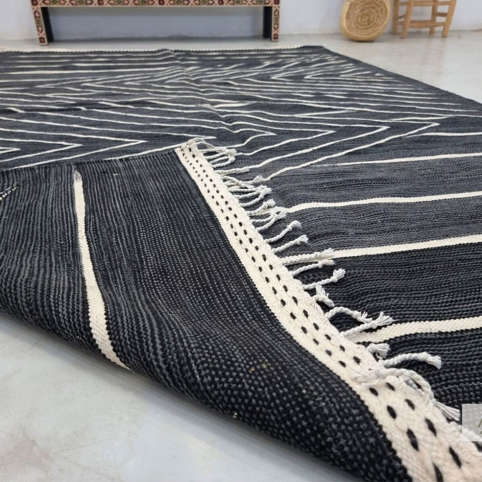 Svart kilim flatvävd berbermatta