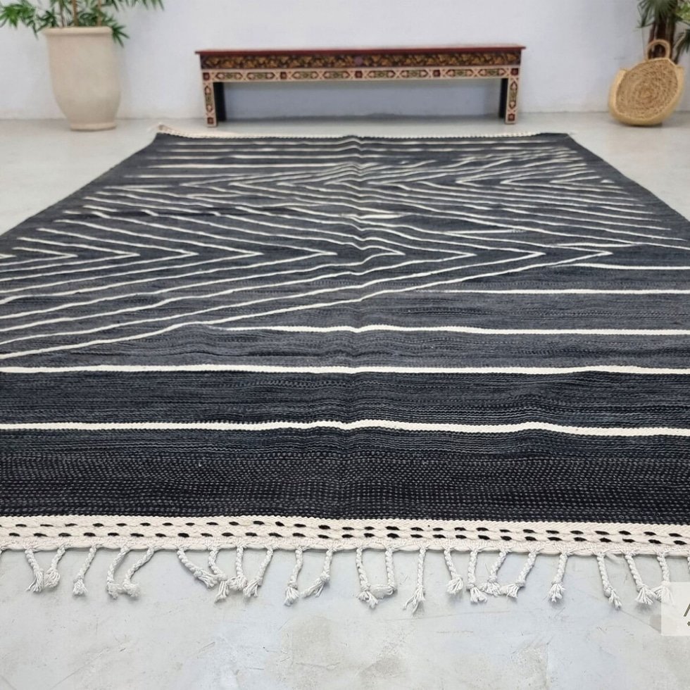 Svart kilim flatvävd berbermatta
