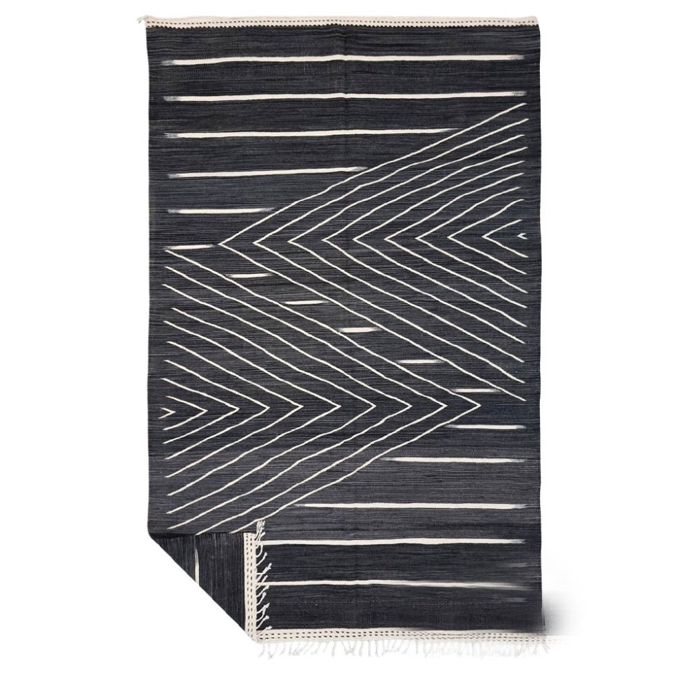 Svart kilim flatvävd berbermatta
