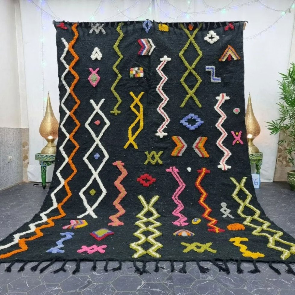 Svart tribal berber kilim matta