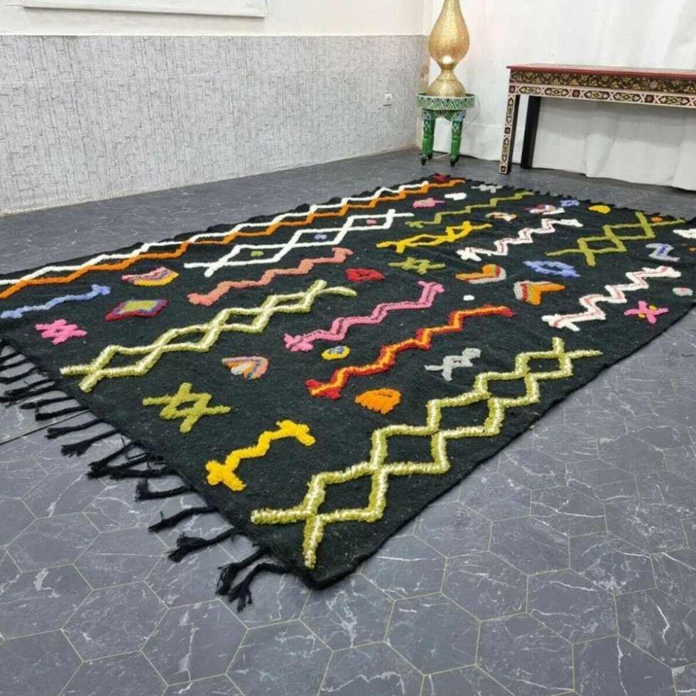 Svart tribal berber kilim matta