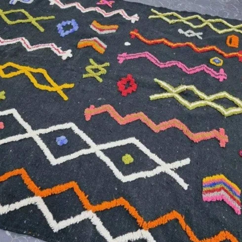 Svart tribal berber kilim matta