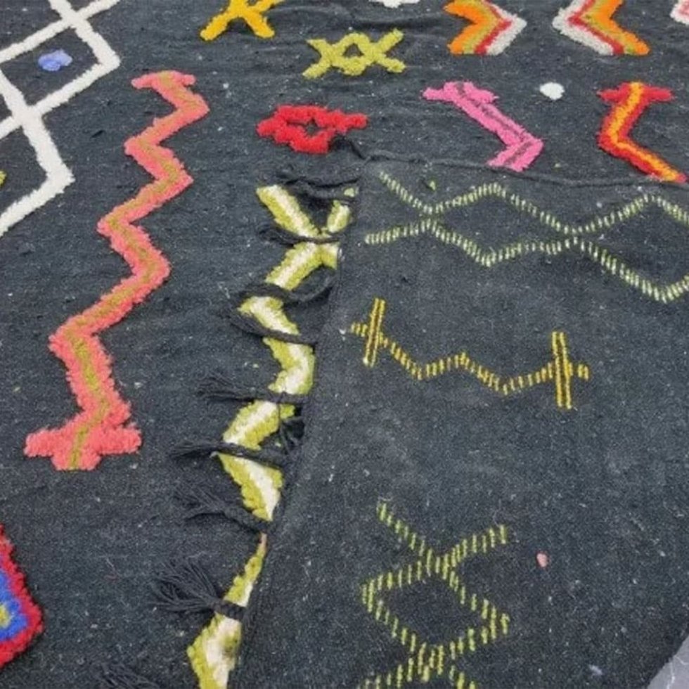 Svart tribal berber kilim matta