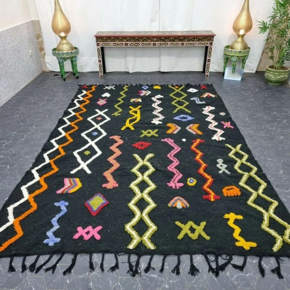 Svart tribal berber kilim matta
