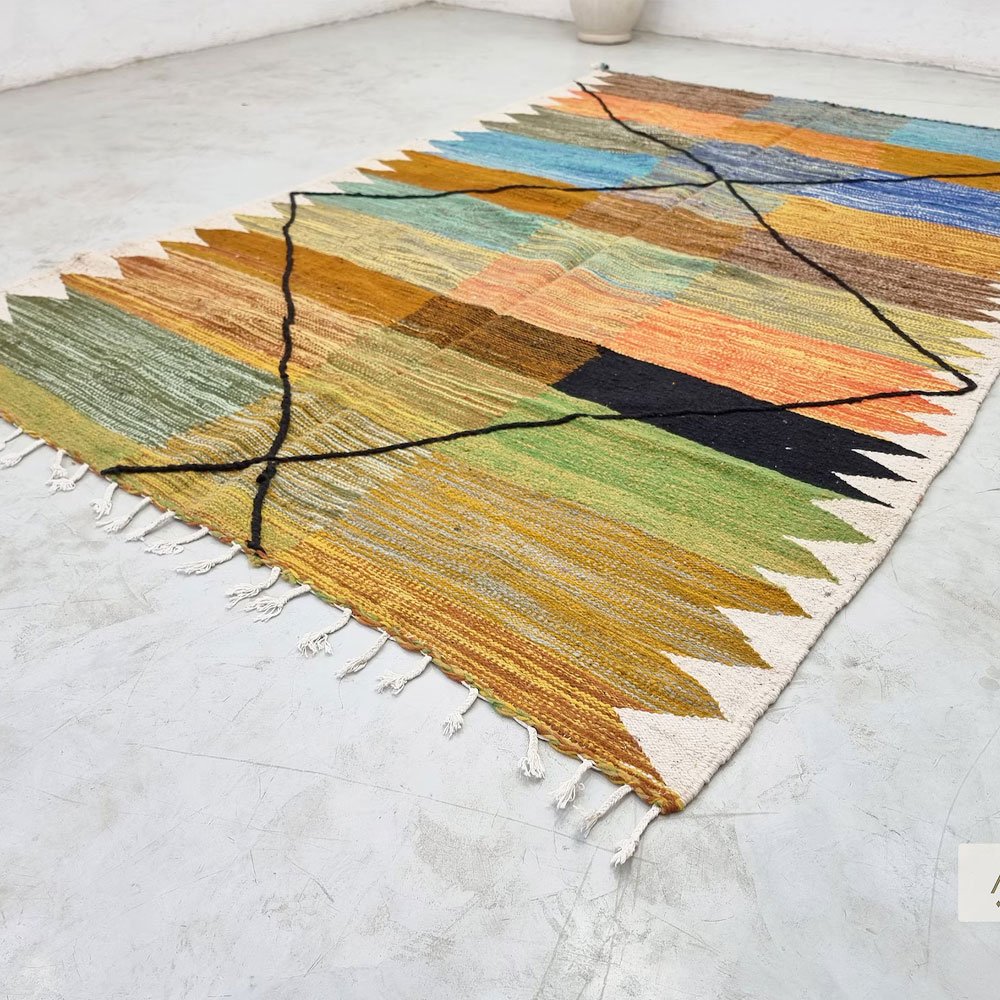 Färgstark marockansk kilimatta Färgstark marockansk kilimatta