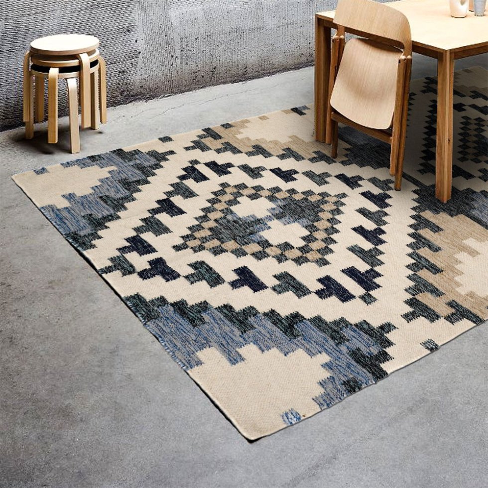 Blå och beige kelimmatta i modern stil