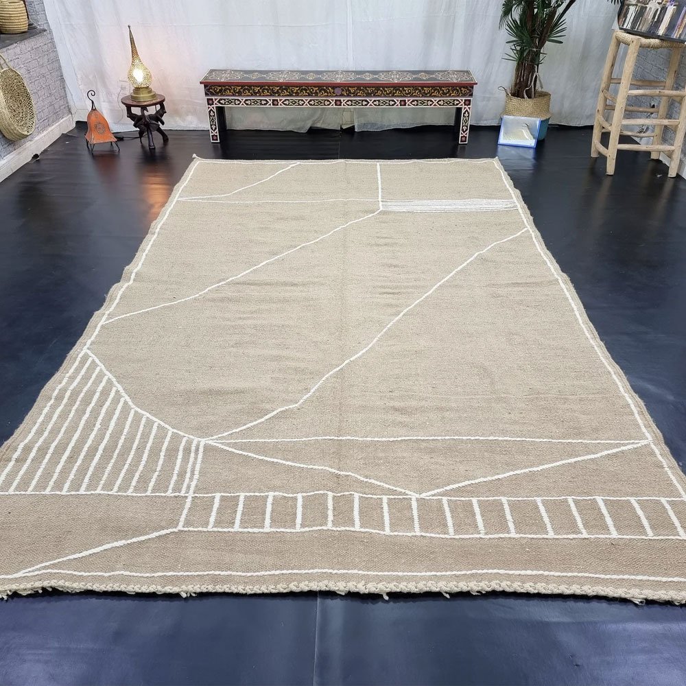 Beige enfärgad marockansk kilimatta Beige enfärgad marockansk kilimatta