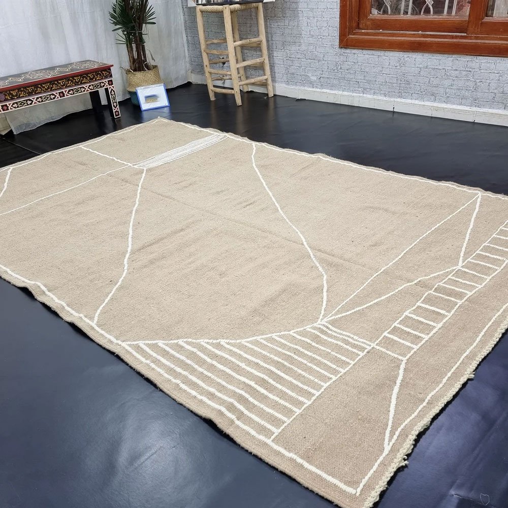 Beige enfärgad marockansk kilimatta Beige enfärgad marockansk kilimatta