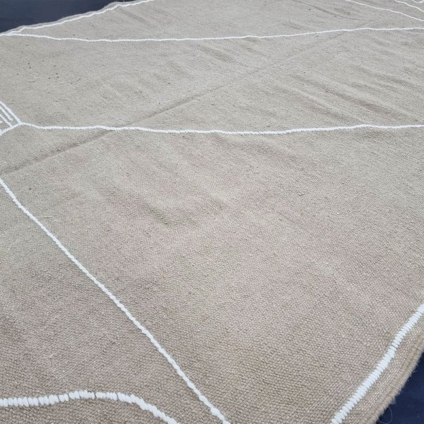 Beige enfärgad marockansk kilimatta