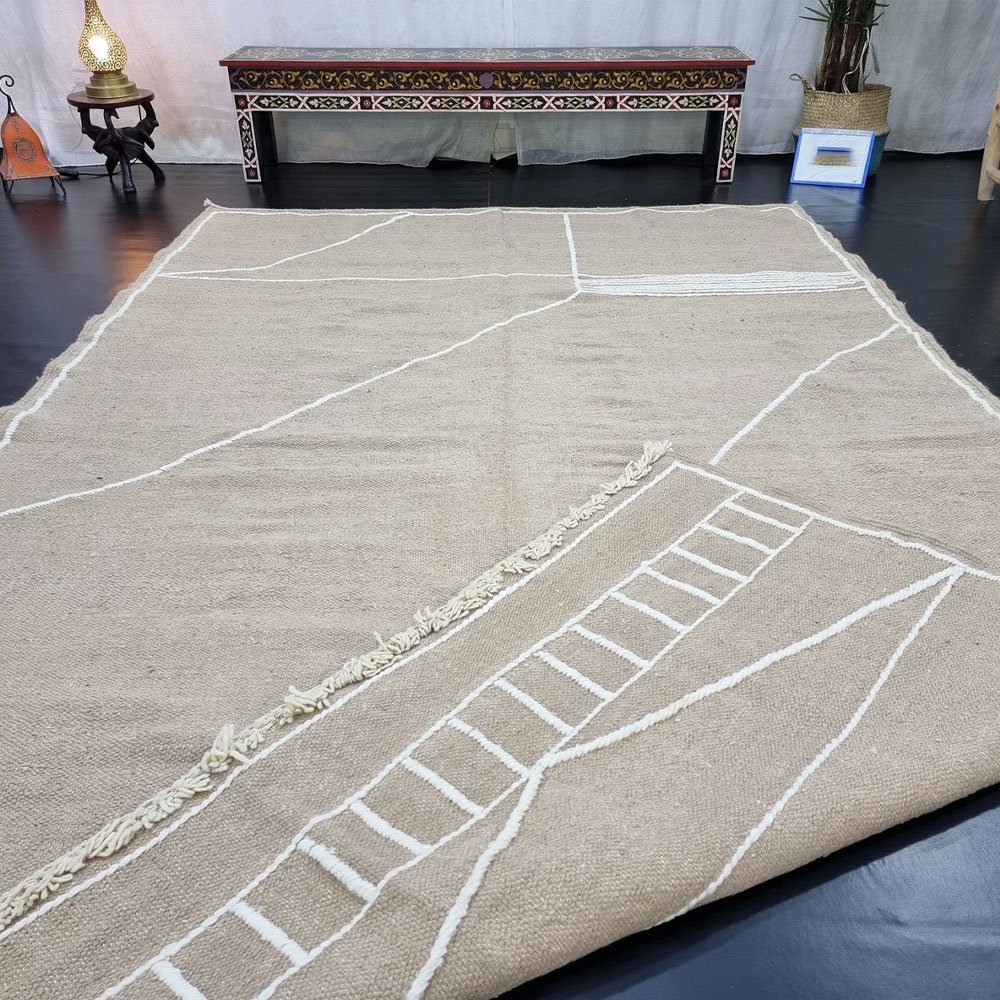 Beige enfärgad marockansk kilimatta Beige enfärgad marockansk kilimatta