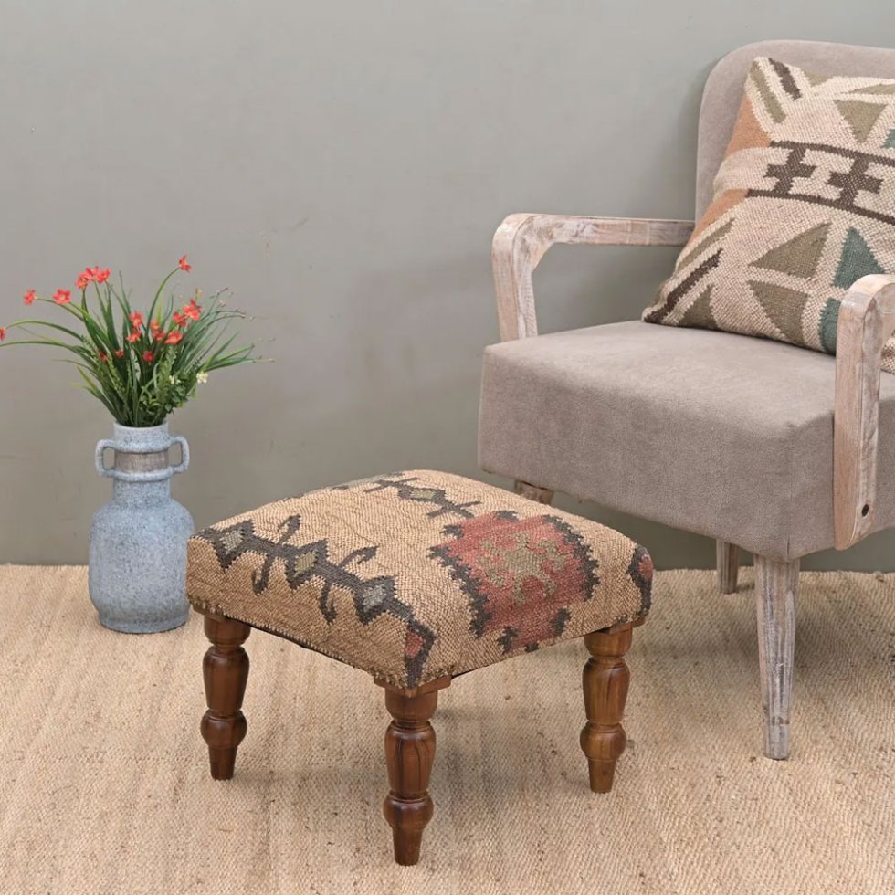 Beige fyrkantig kelimklädd ottoman