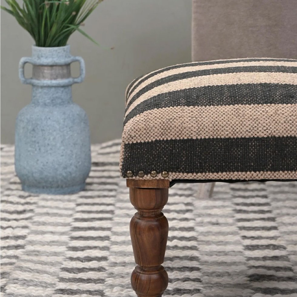 Svart randig kilim fotpall ottoman
