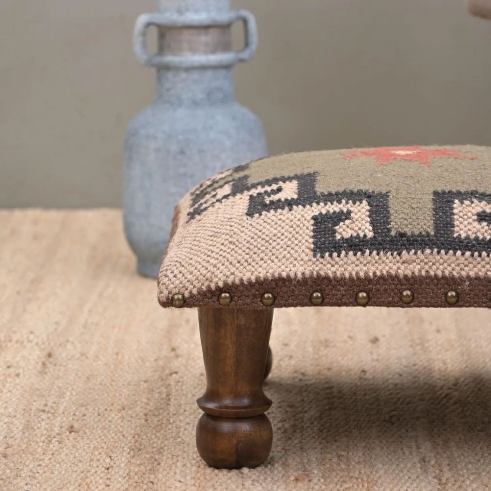 Elfenben liten kilim matta ottoman pall