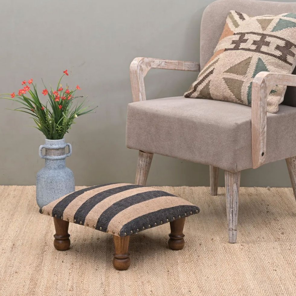 Liten svart randig kilim fotpall ottoman