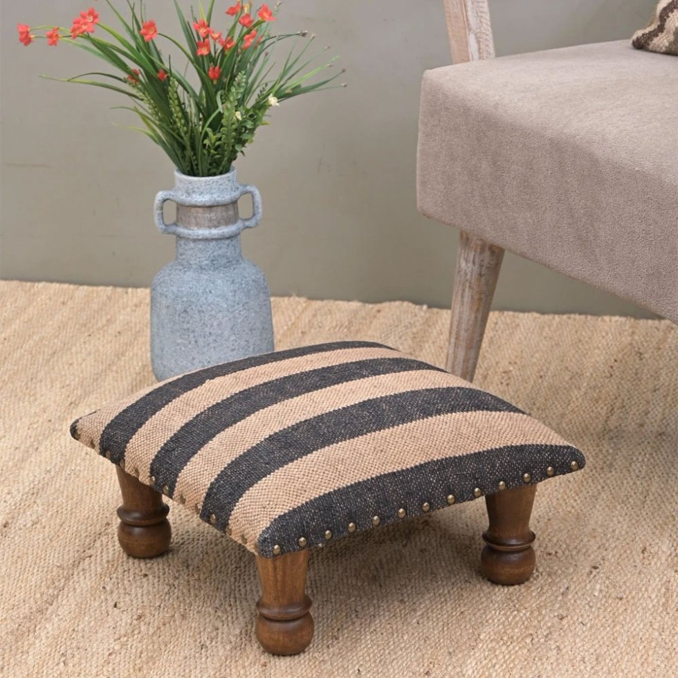 Liten svart randig kilim fotpall ottoman