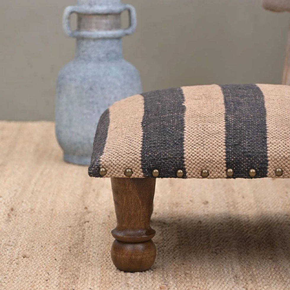 Liten svart randig kilim fotpall ottoman