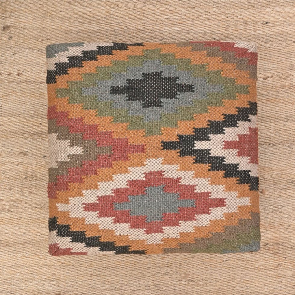 Liten diamantmönstrad kelimklädd ottoman