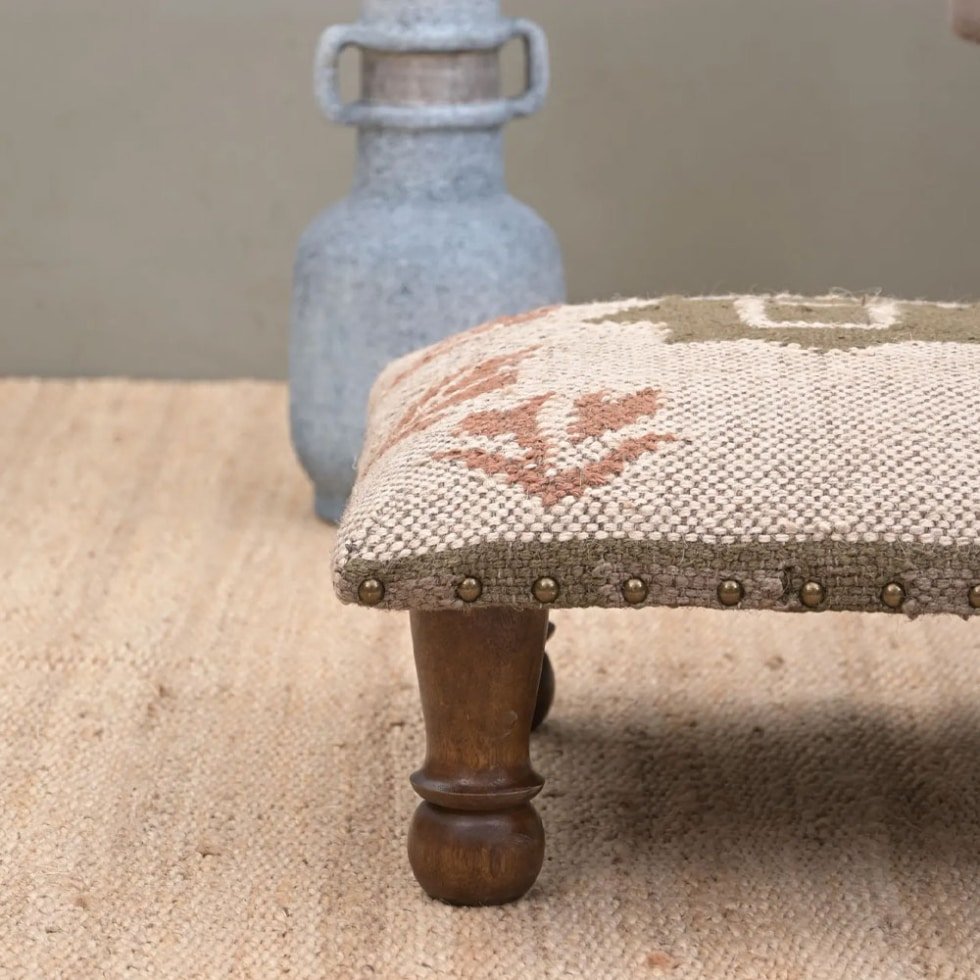 Liten vit fyrkantig kilim ottoman pall
