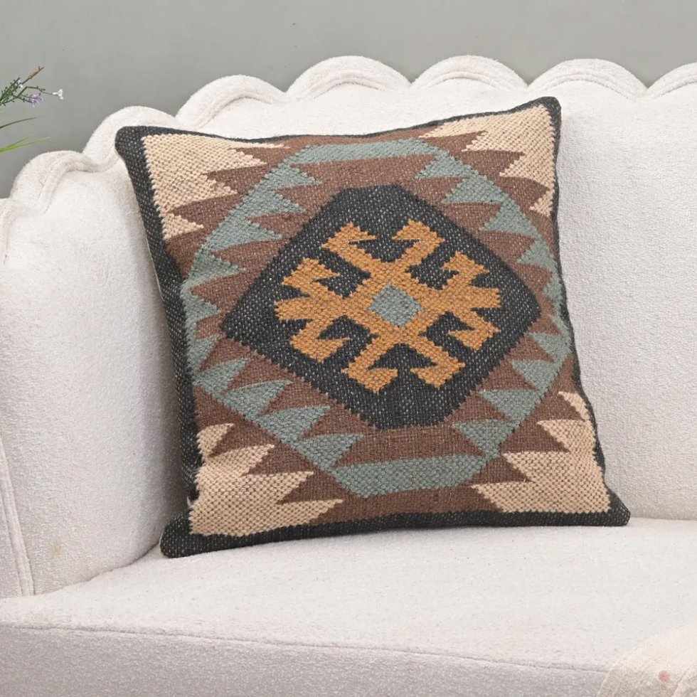 20x20 kudde av kelim med tribalmotiv