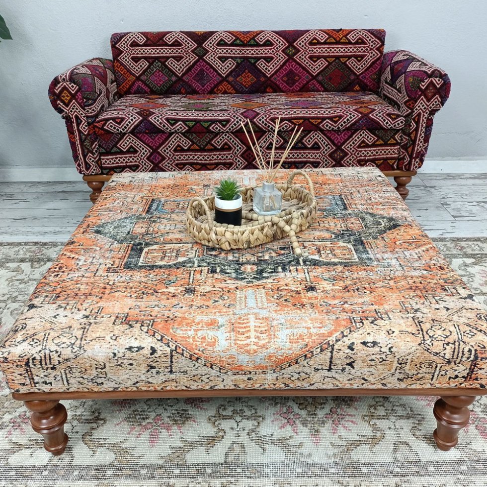 Beige och orange turkisk kilim ottoman soffbord
