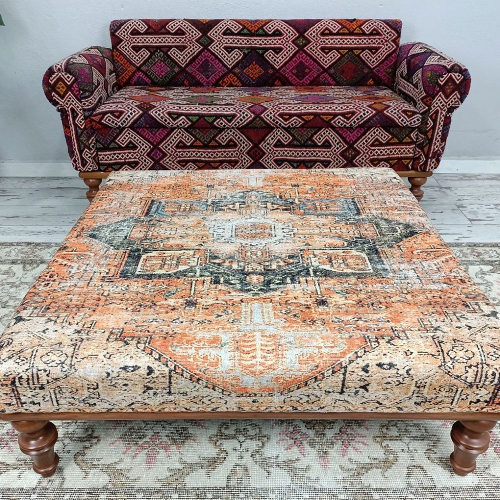 Beige och orange turkisk kilim ottoman soffbord