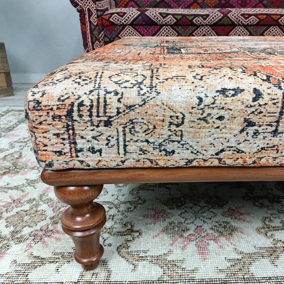 Beige och orange turkisk kilim ottoman soffbord