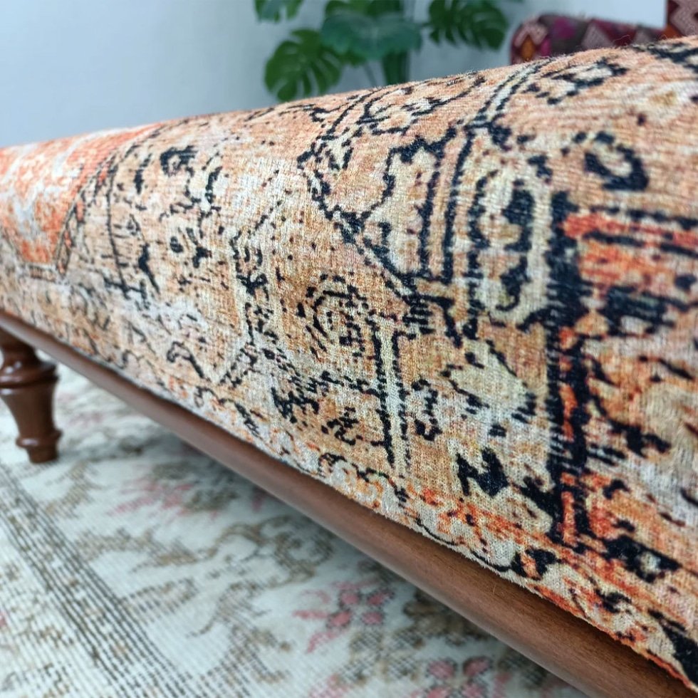 Beige och orange turkisk kilim ottoman soffbord