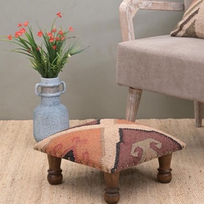 Pall ottoman i beige kelim av ull och jute