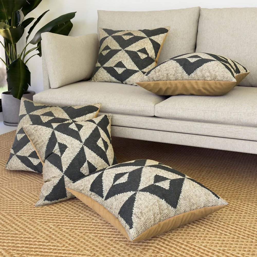 Kuddar i svartvit kelim Kuddar i svartvit kelim