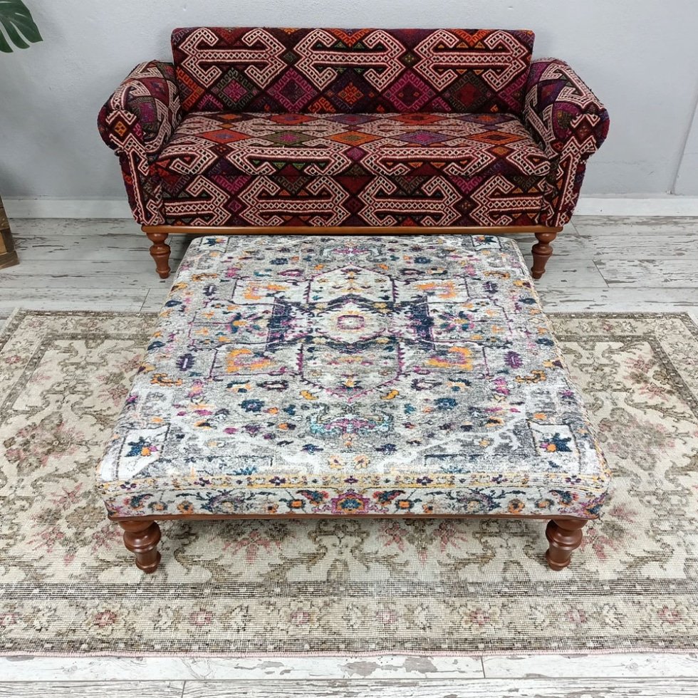 Grått turkiskt kilim ottomanskt soffbord