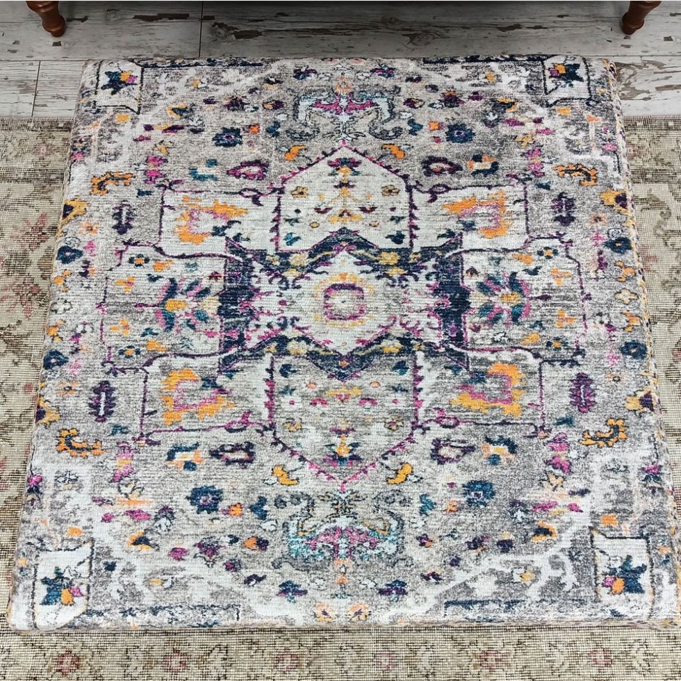 Grått turkiskt kilim ottomanskt soffbord